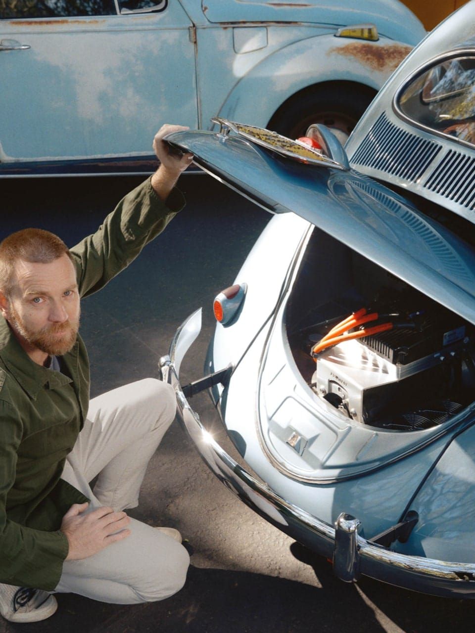 Ewan McGregor vor der geöffneten Heckklappe eines VW Käfer