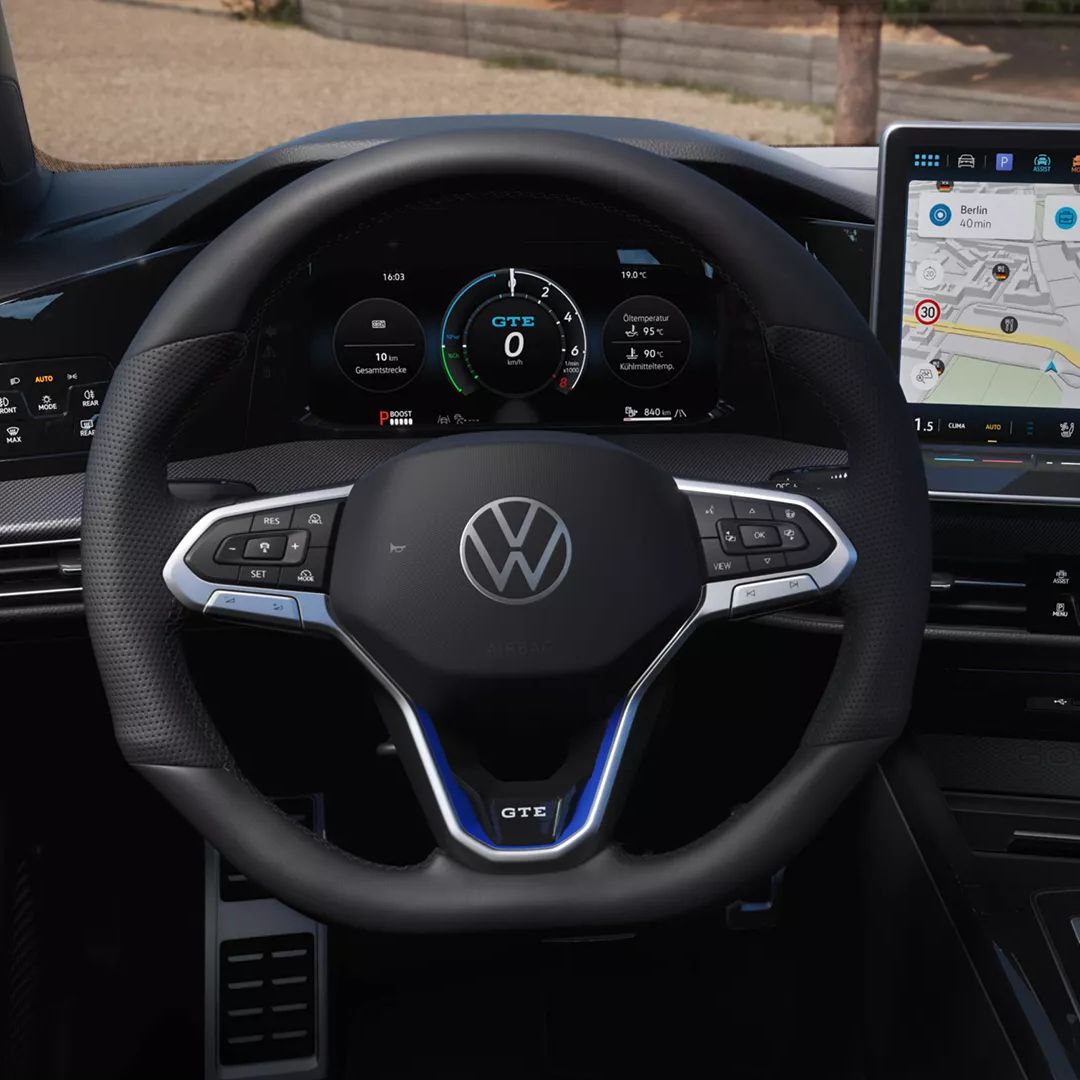 Lenkrad, Digital Cockpit und Infotainment des VW Golf GTE