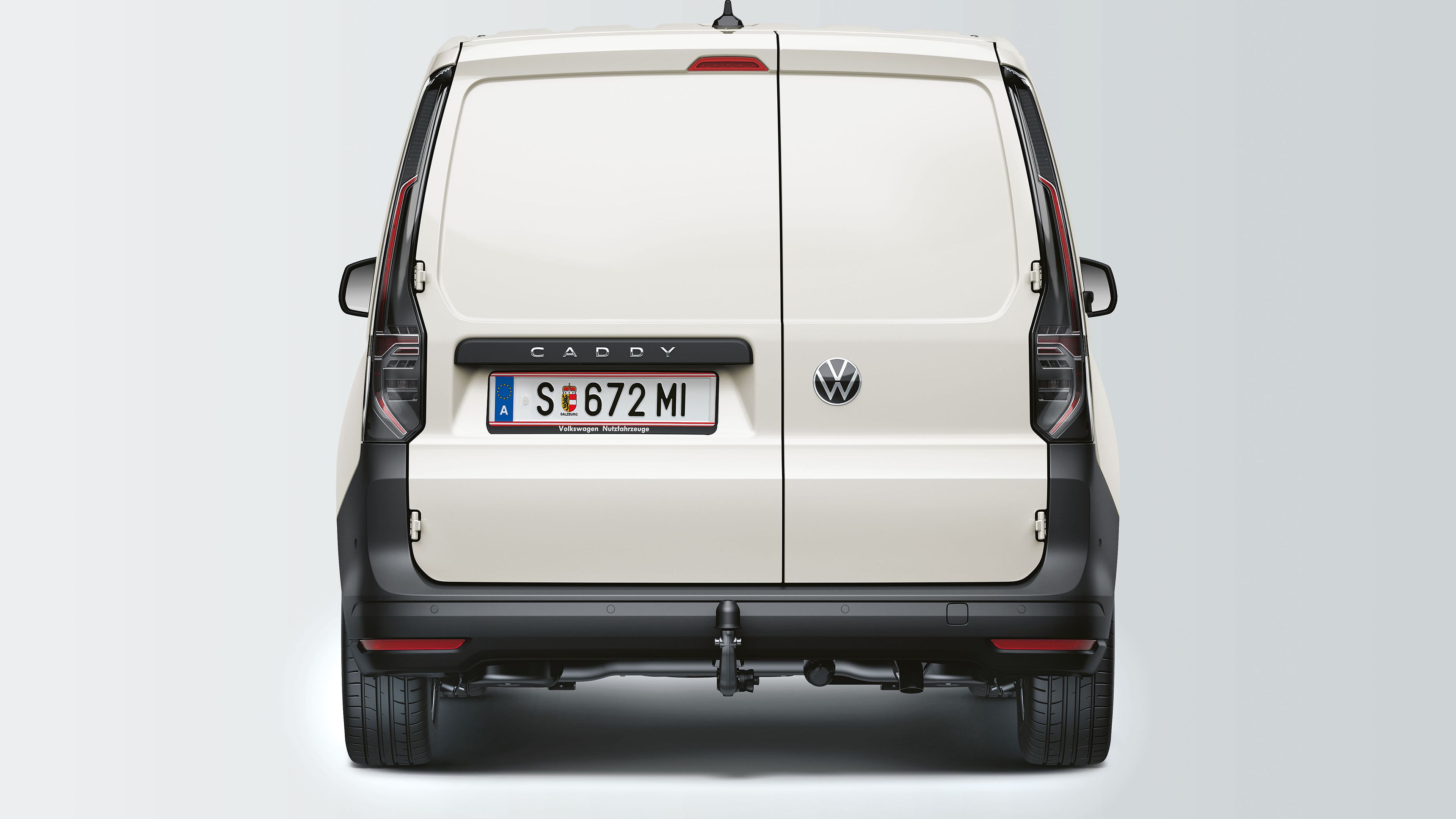 Ein VW Caddy Cargo mit Heckflügeltüren ist von hinten zu sehen.