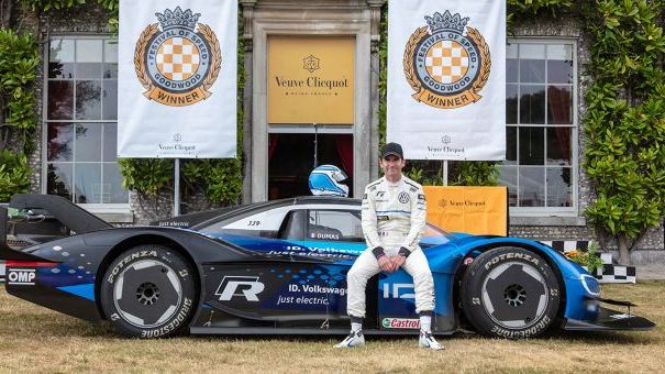 Rennfahrer Romain Dumas mit dem Volkswagen ID.R beim Goodwood Festival of Speed 2019