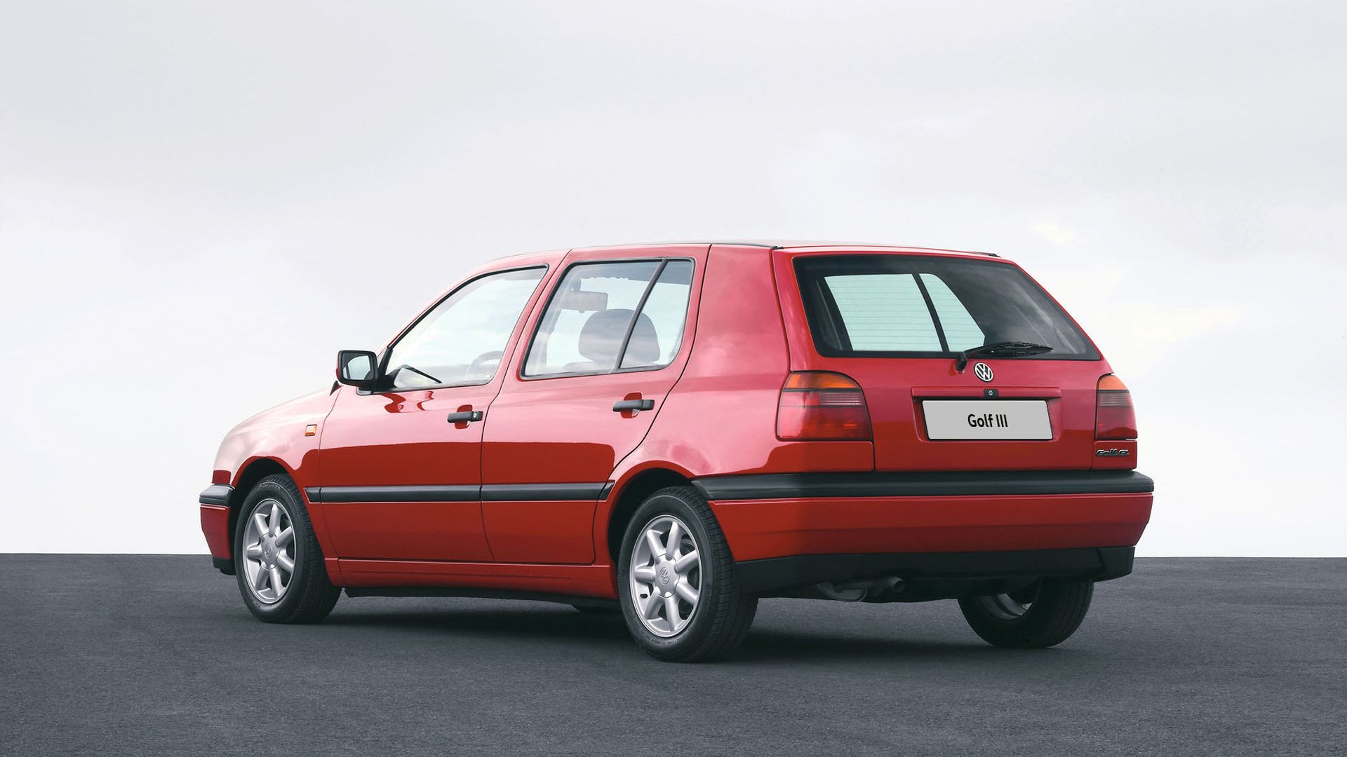 Der VW Golf 3 in rot schräg von hinten 