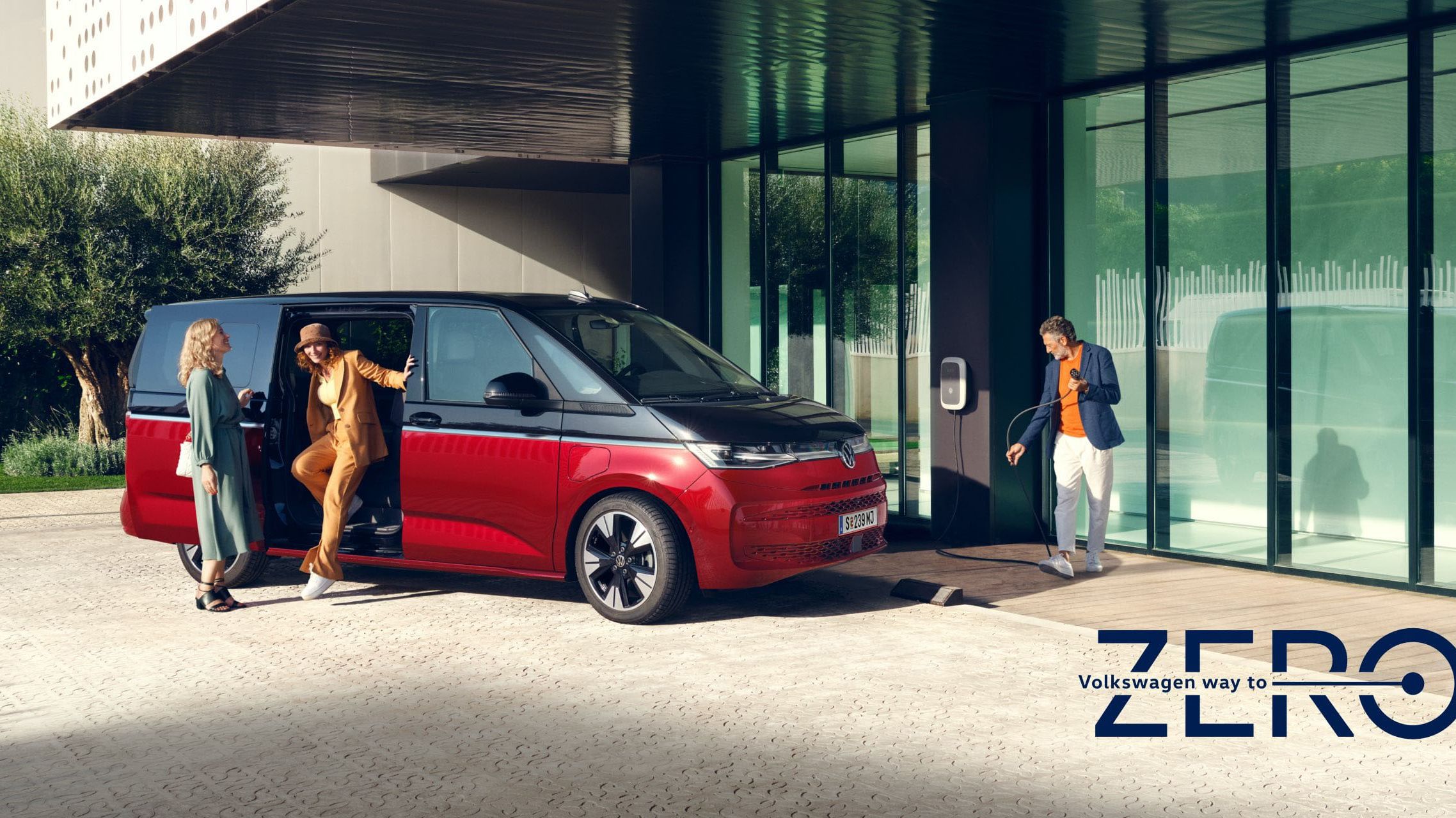 Drei Personen stehen neben dem neuen VW Multivan Style T7 2021.