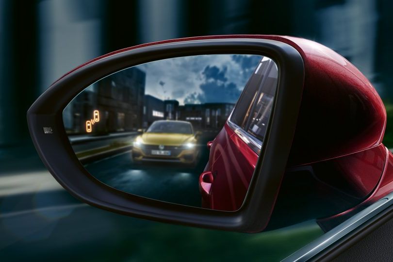 VW Golf Sportsvan Rückspiegel links mit "Blind Spot"-Sensor