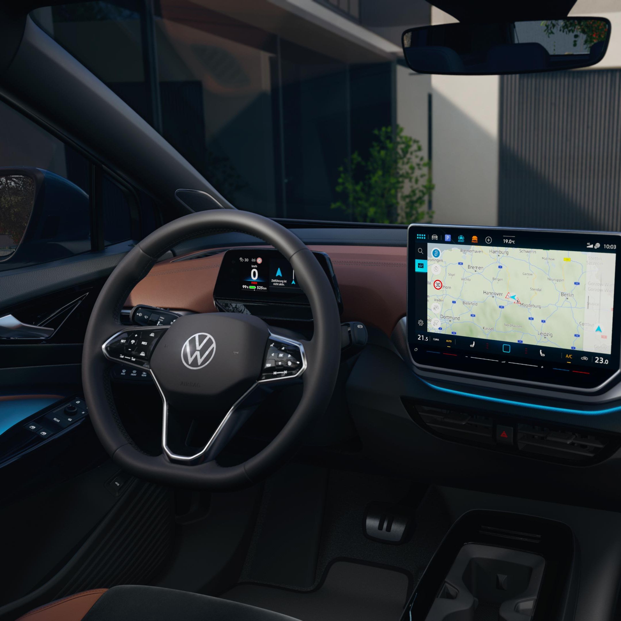Detailaufnahme des Infotainment-Displays im VW ID.4. Das Display zeigt eine Navigationskarte.