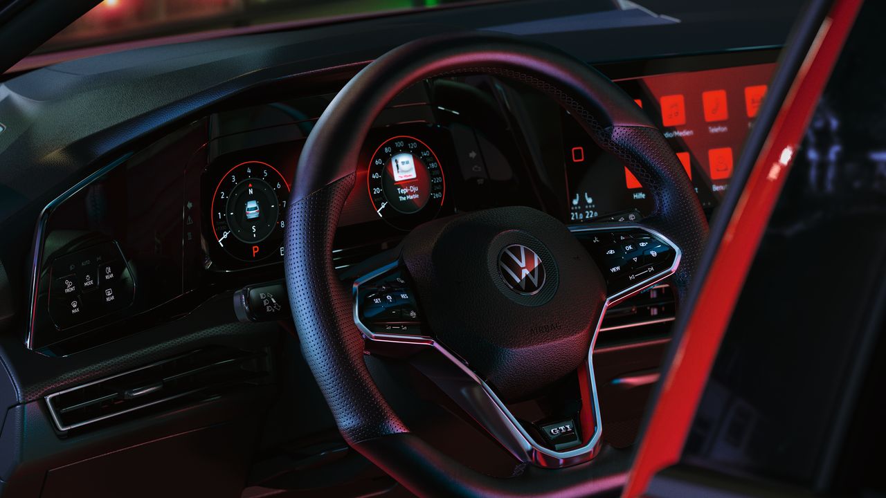 Detailansicht des Multifunktionslenkrads und Digital Cockpits im VW Golf GTI