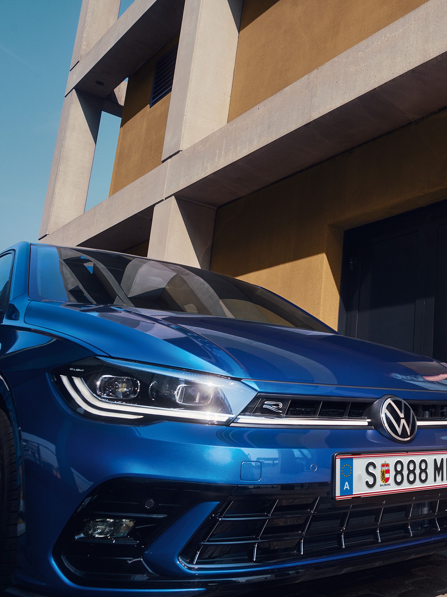 Front eines blauen VW Polo mit den IQ.LIGHT - LED-Matrix Schweinwerfern, der Motorhaube und dem Stoßfänger.