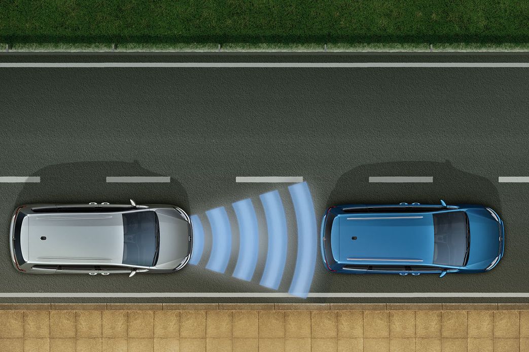Grafik zeigt wie die automatische Distanzregelung ACC im VW Sharan funktioniert