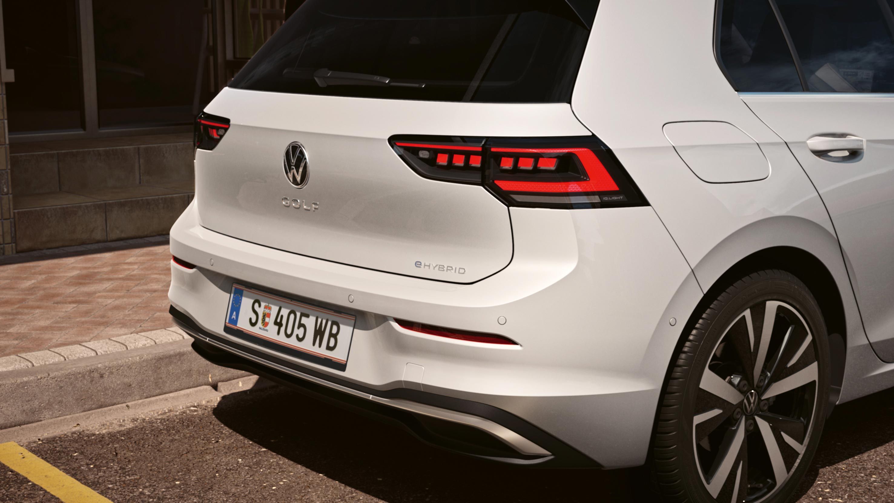 Detailansicht des Hecks eines VW Golf eHybrid, Fokus auf die IQ.LIGHT LED-Rückleuchten