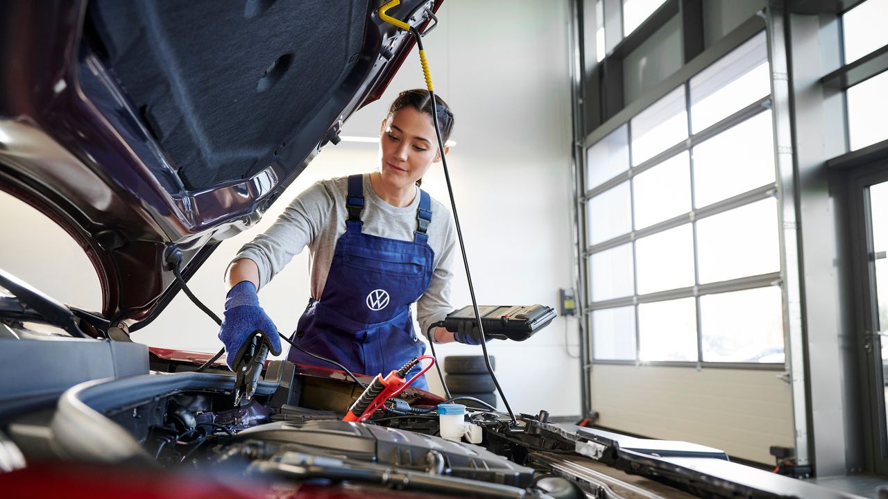 Volkswagen Technikerin bei der „Pickerl“ Begutachtung