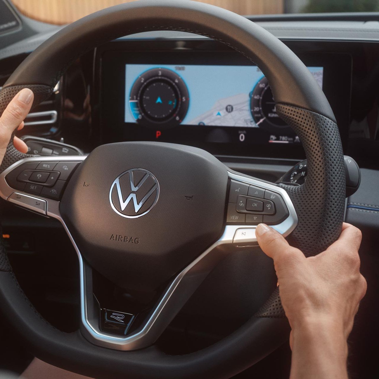 Detailansicht des Lenkrads und Digital Cockpits im VW Tiguan
