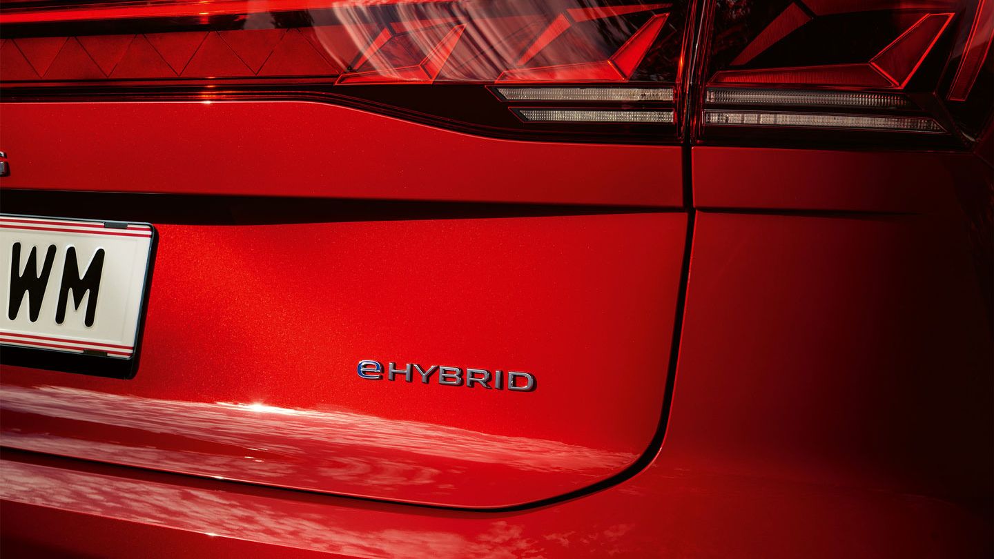 eHybrid-Schriftzug auf dem Heck eines VW Touareg Elegance eHybrid.
