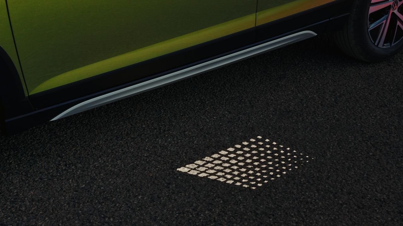 Lichtprojektion unter den Türen des VW Taigo