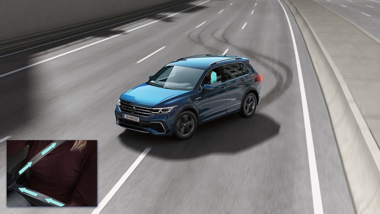 VW Tiguan in Blau schleudert auf Straße