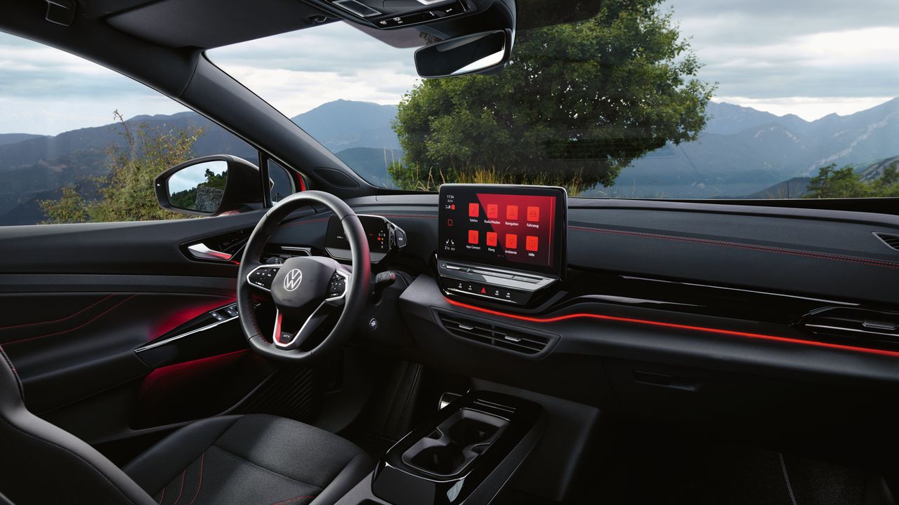 VW ID.5 GTX Interieur, Blick ins Cockpit auf das Multifunktionslenkrad und das Infotainments-System