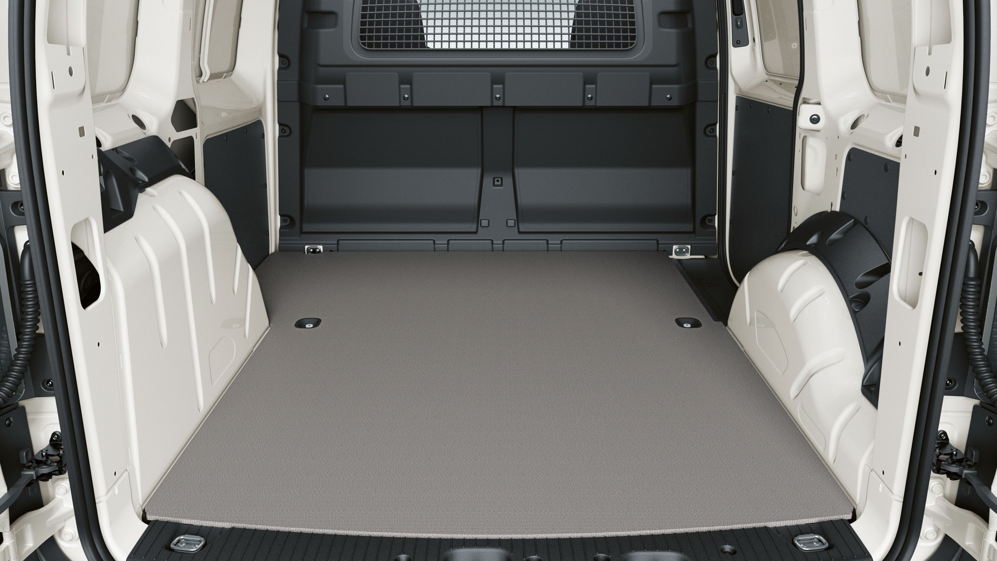 Der Boden im Laderaum eines weißen VW Caddy Cargo.