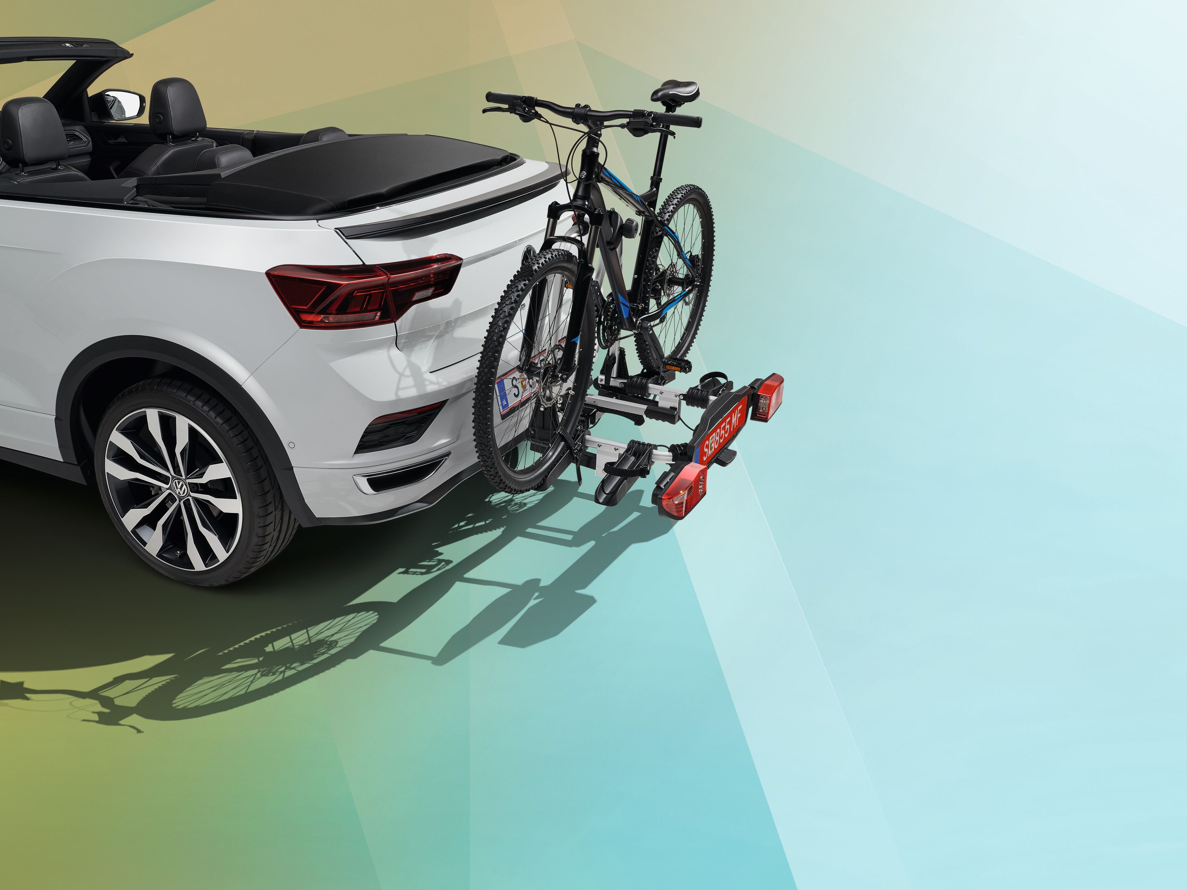 Volkswagen mit Fahrrad auf Fahrradträger