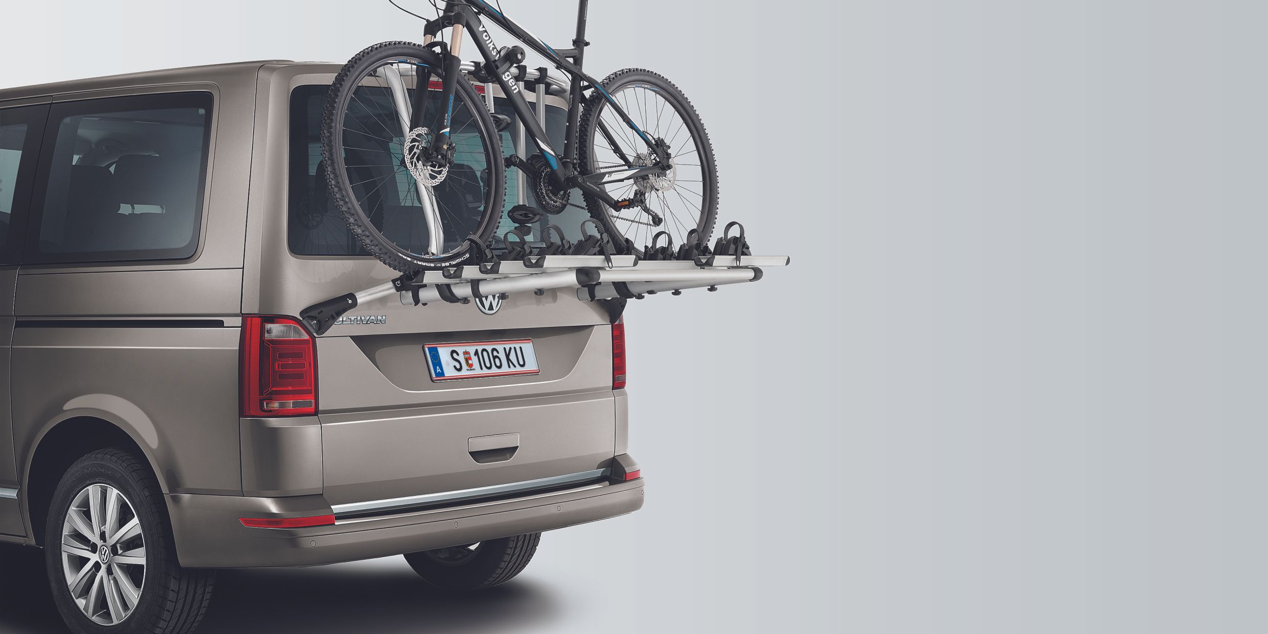 VW Nutzfahrzeug mit Fahrrad Heckträger