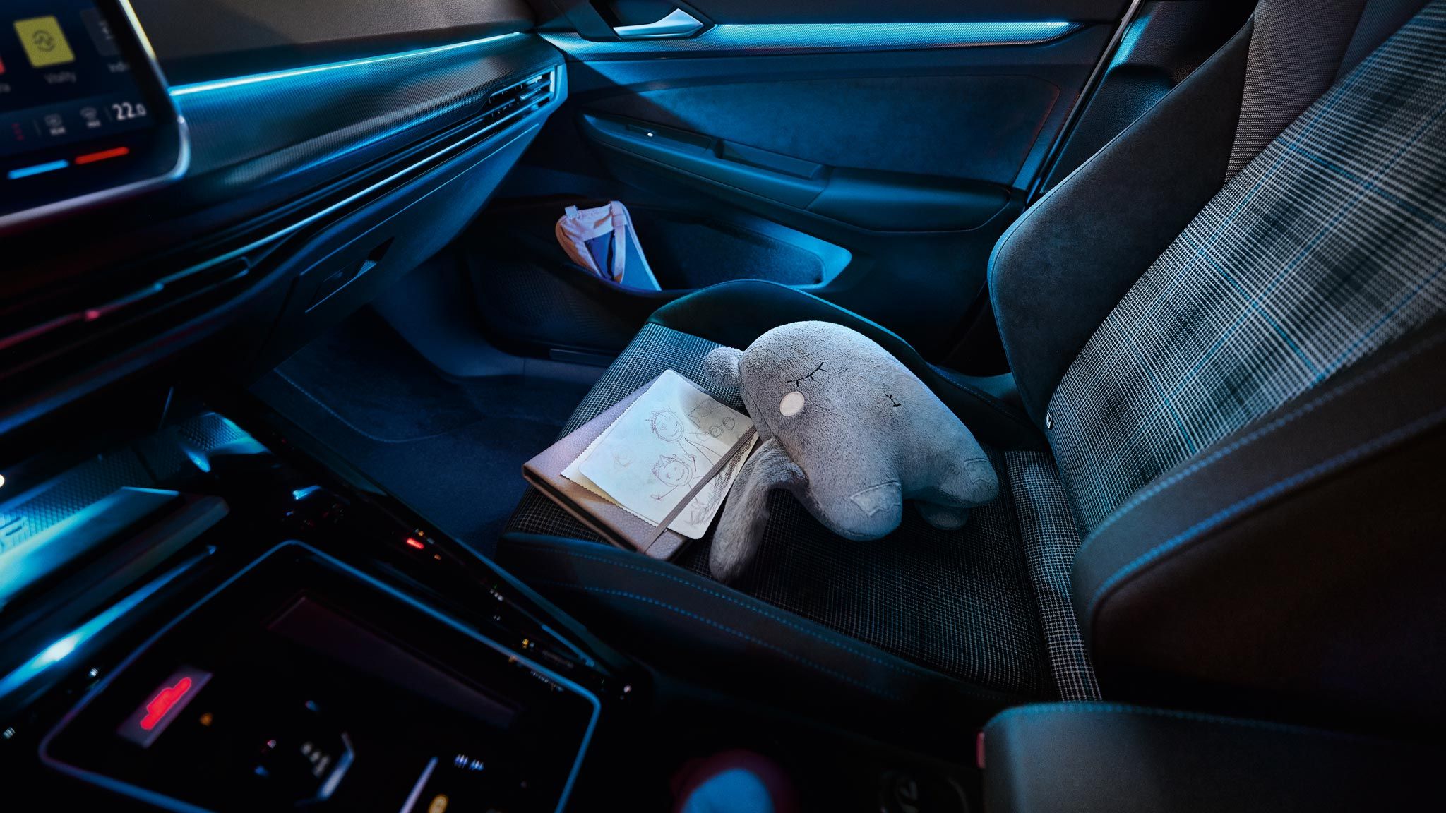 Ambientebeleuchtung im VW Golf GTE bei Nacht