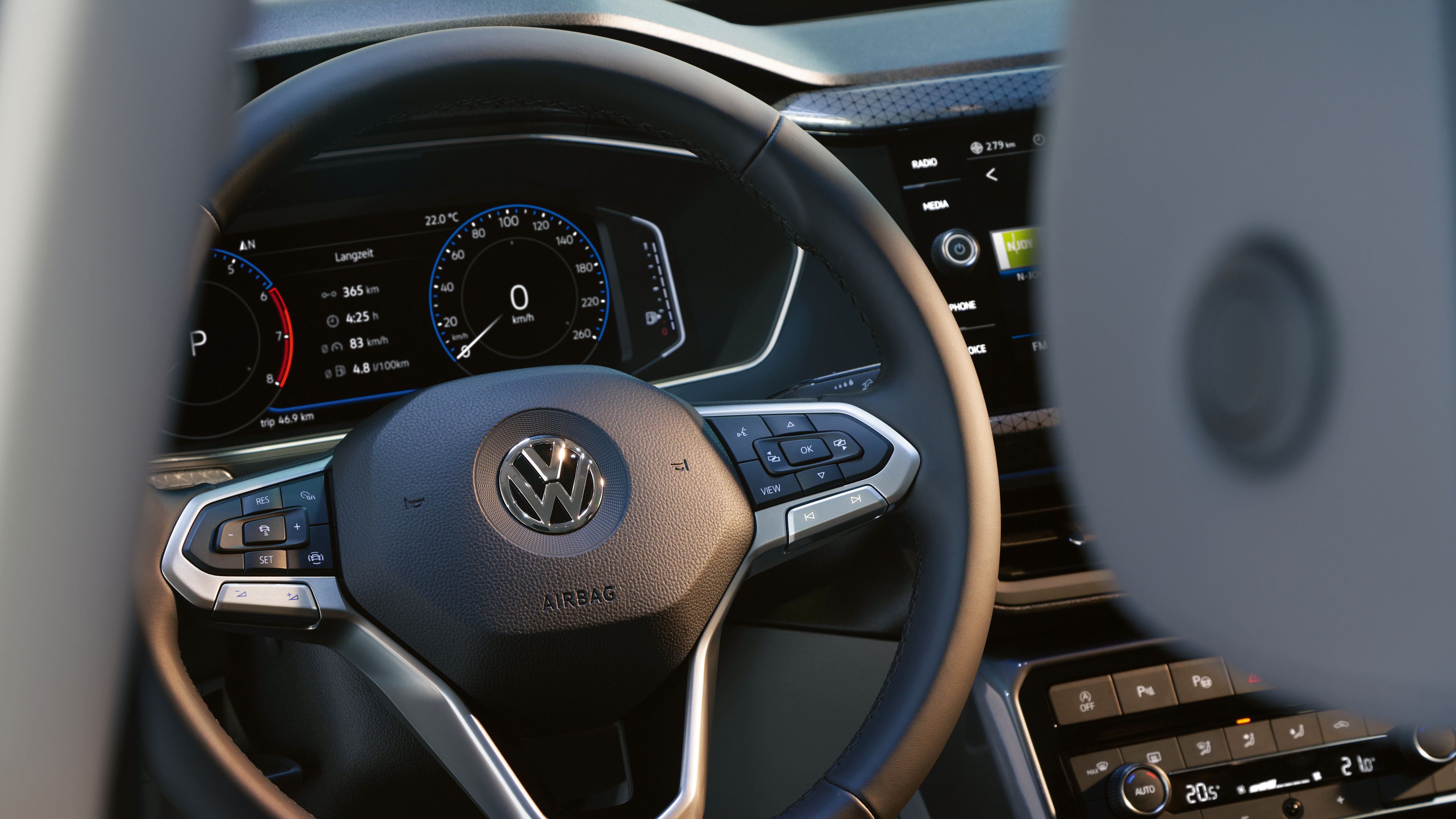 Detailansicht VW T-Cross mit Multifunktionslenkrad und optionalem Digital Cockpit Pro, die Anzeige ist individualisierbar.