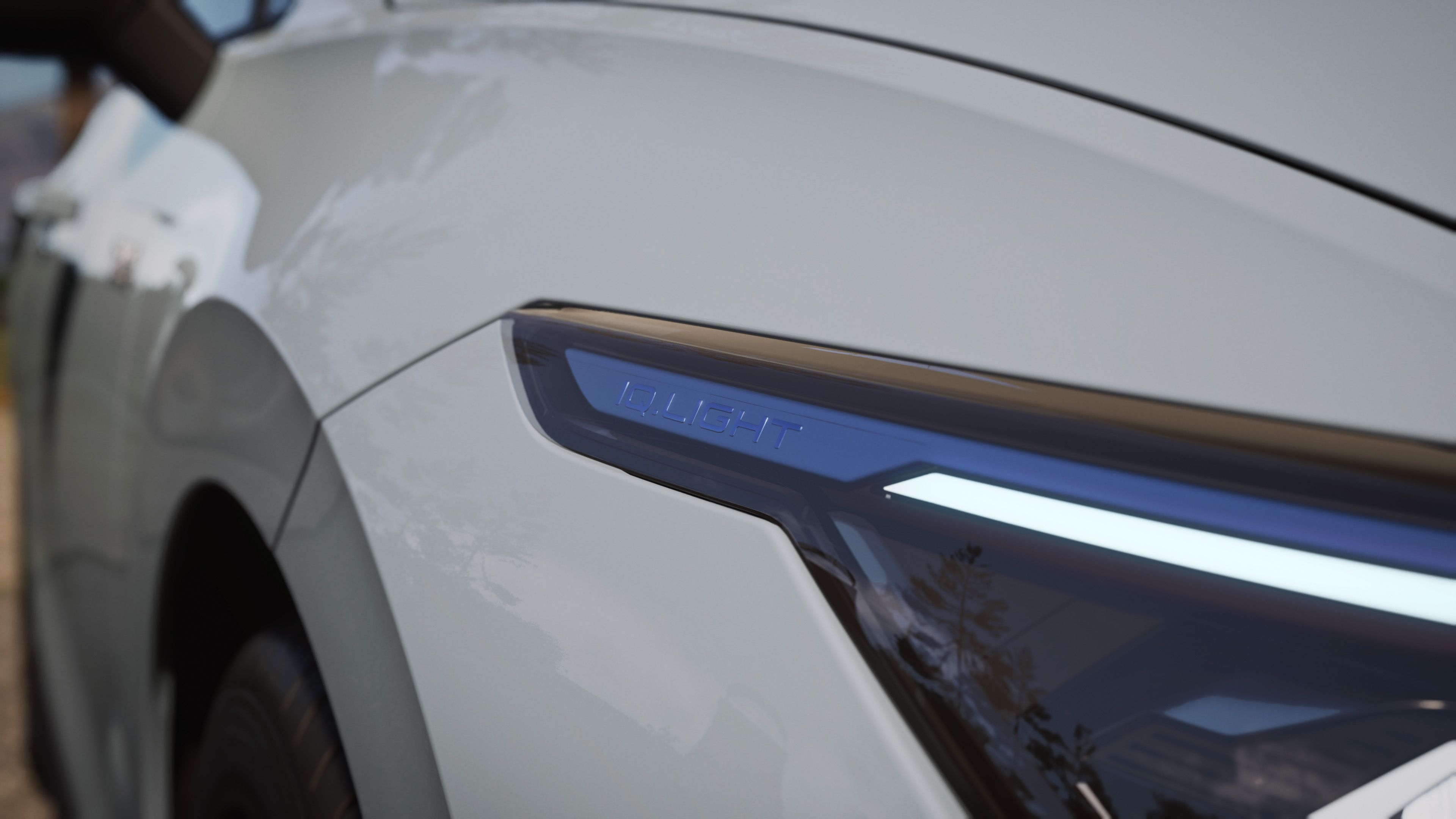 Blaue Leiste in den IQ. LIGHT LED Matrix Scheinwerfern des VW Golf GTE