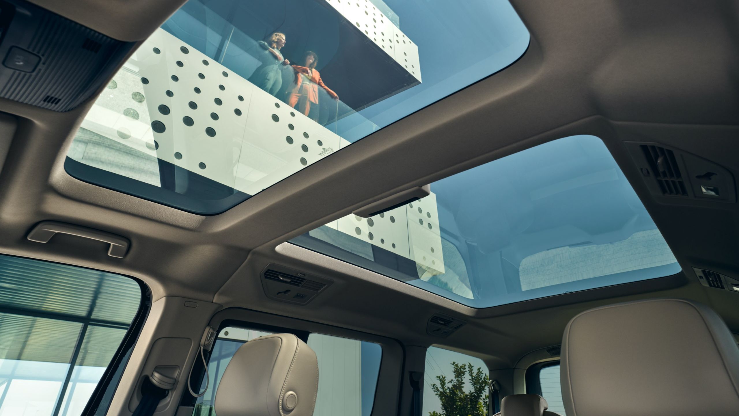 Der Ausblick aus dem Panoramaglasdach vom neuen Multivan T7 Volkswagen