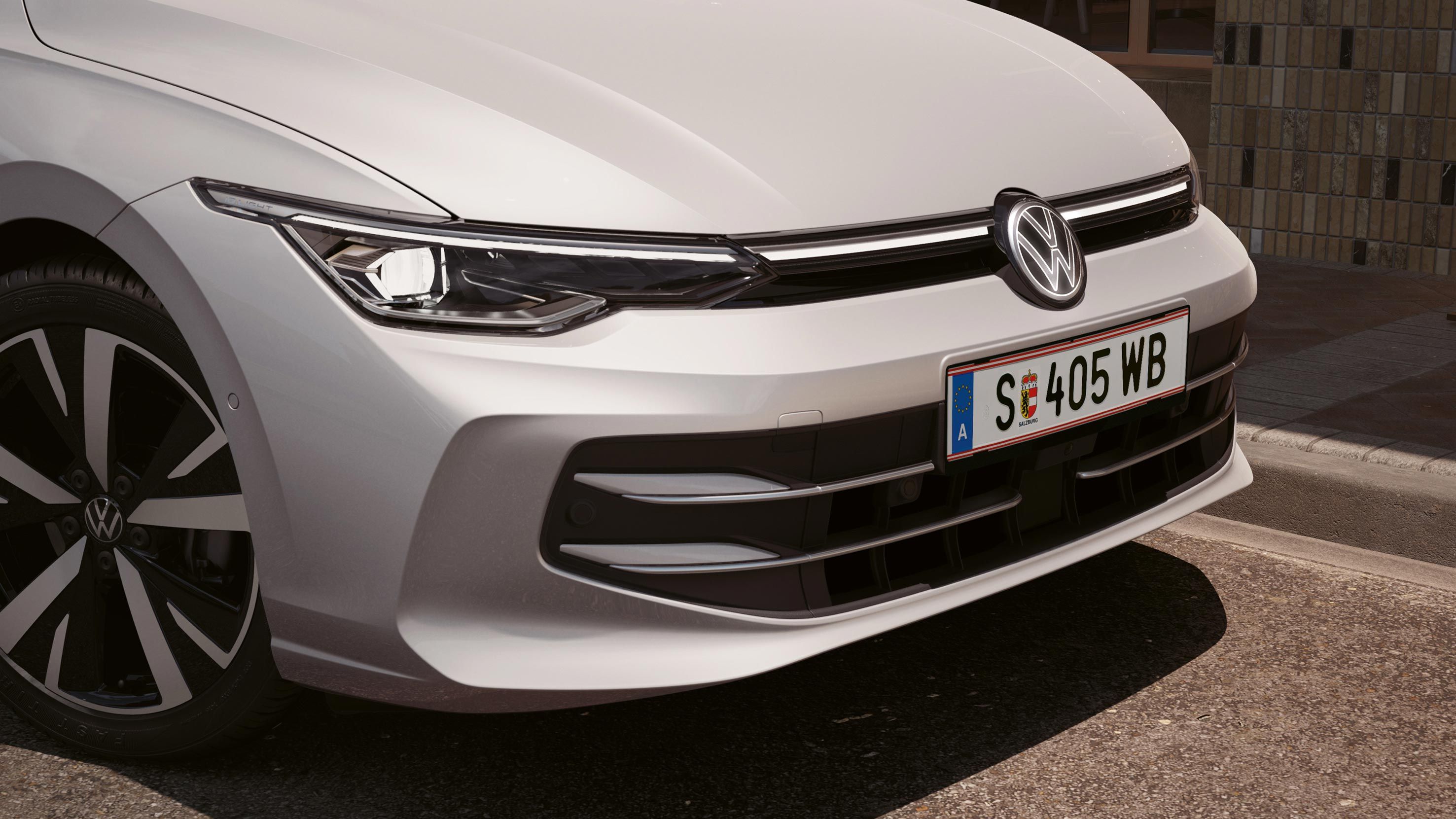 Detailansicht des Kühlergrills, IQ.LIGHT LED Scheinwerfer, Lichtband, Logo und Felge des VW Golf