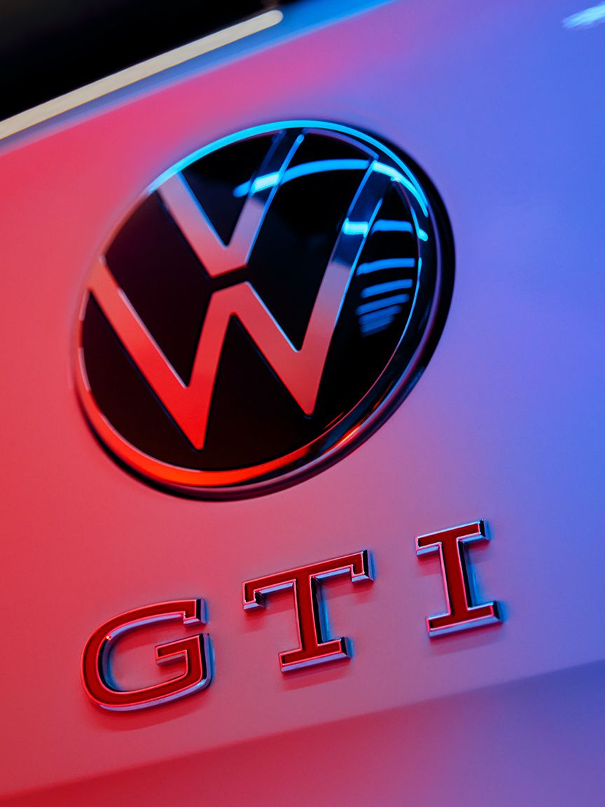 Detailansicht des VW-Logos und des GTI-Schriftzugs vom VW Polo GTI