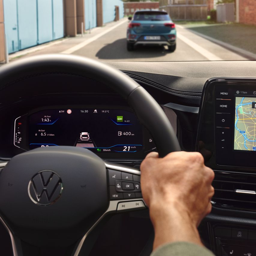 Detailansicht des Digital Cockpit im VW T-Roc Cabriolet