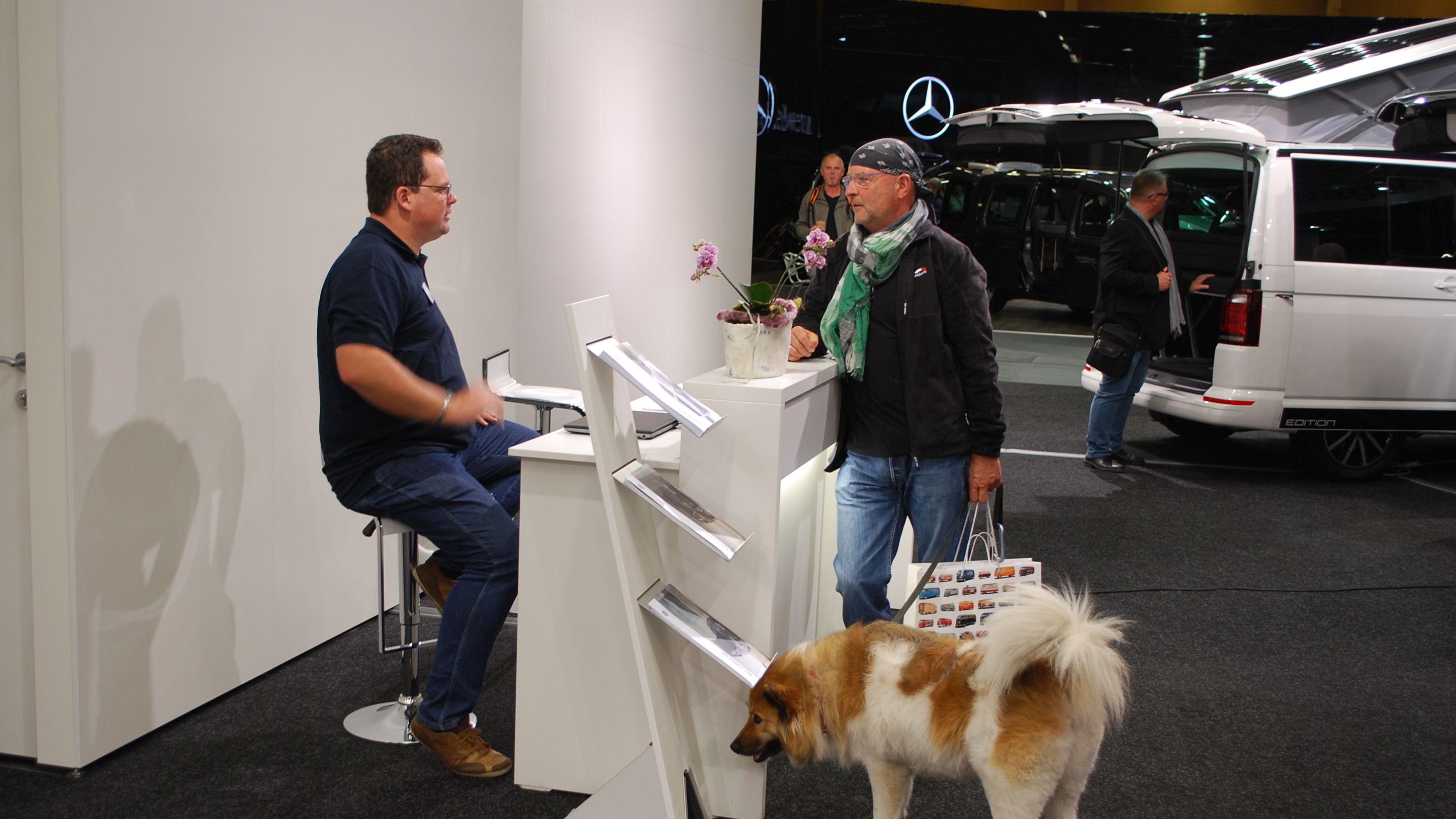 VW Nutzfahrzeuge Messe Person mit Hund