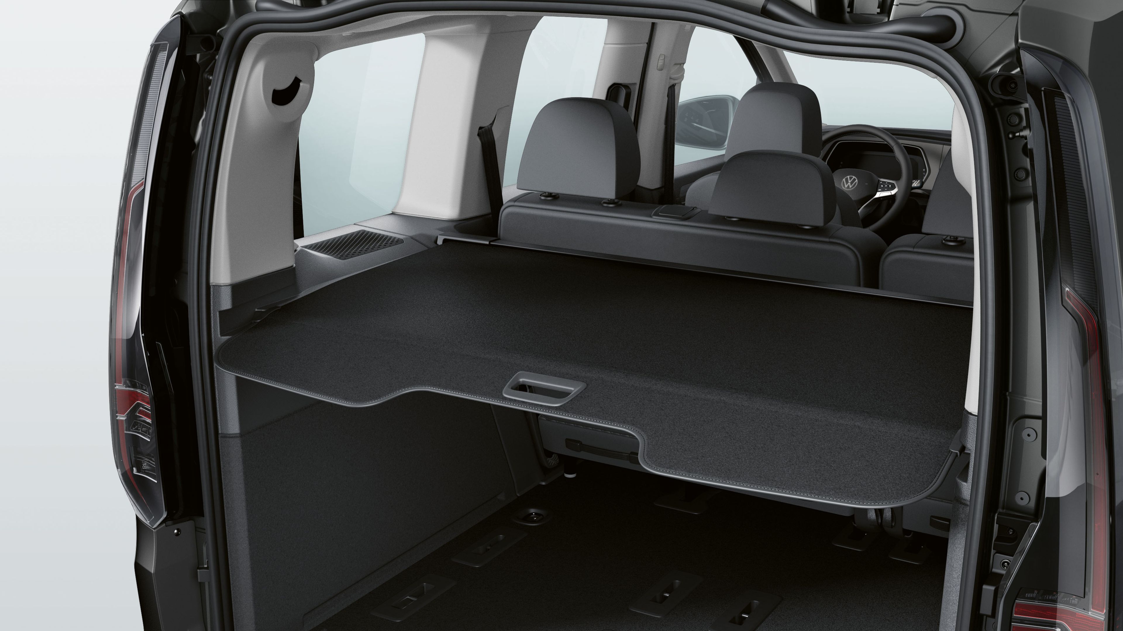 Der geöffnete Kofferraum eines VW Caddy mit Gepäckraumabdeckung.