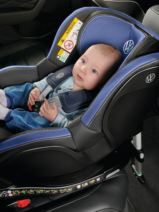 VW i-SIZE Kindersitz mit Baby auf der Rückbank gegen die Fahrtrichtung befestigt
