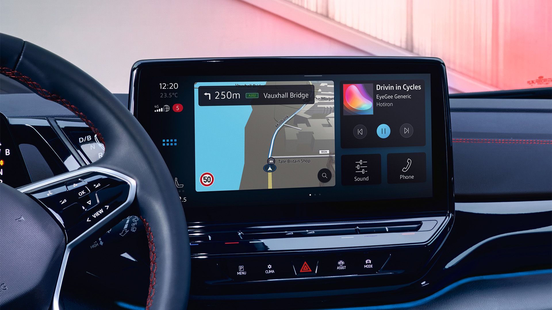 Touchscreen des VW ID.4 GTX zeigt eine Navigationskarte