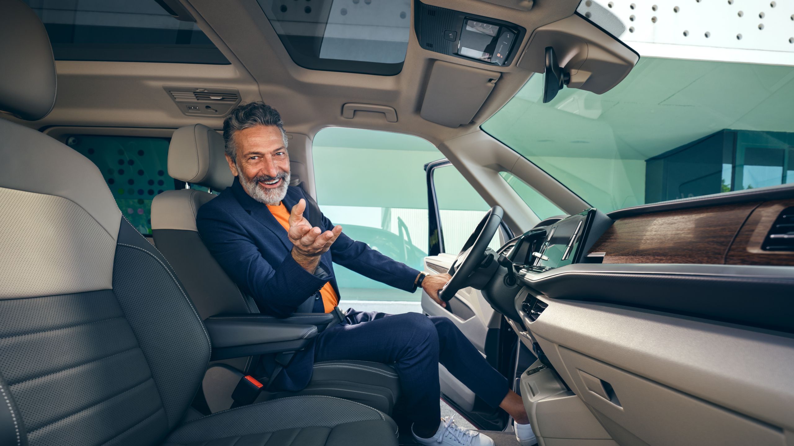 Ein Mann sitzt auf dem Fahrersitz im neuen VW Multivan T7 2021 Style.