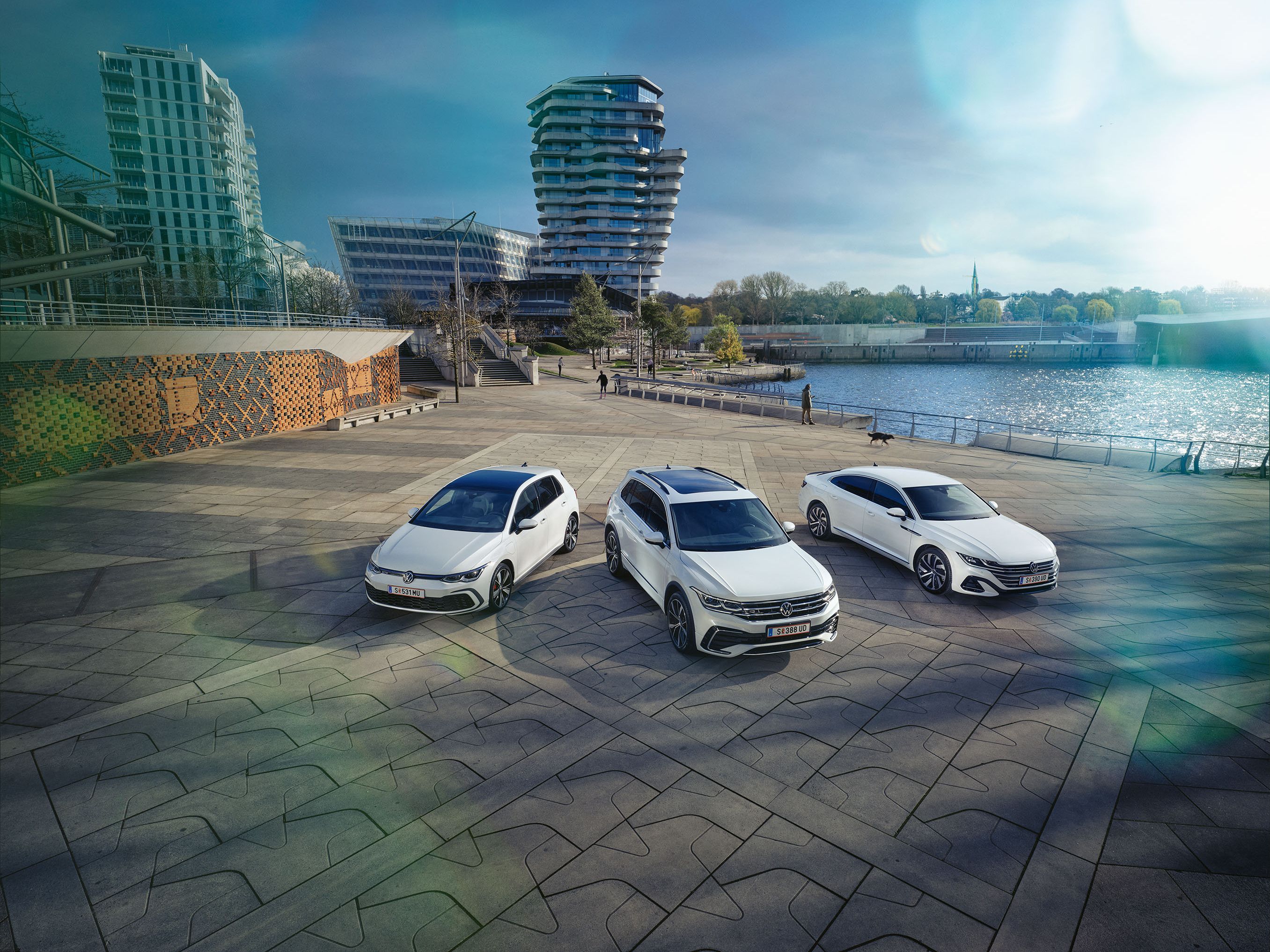 drei VW Neuwagen geparkt am Hafengelände - Golf, Tiguan, Arteon