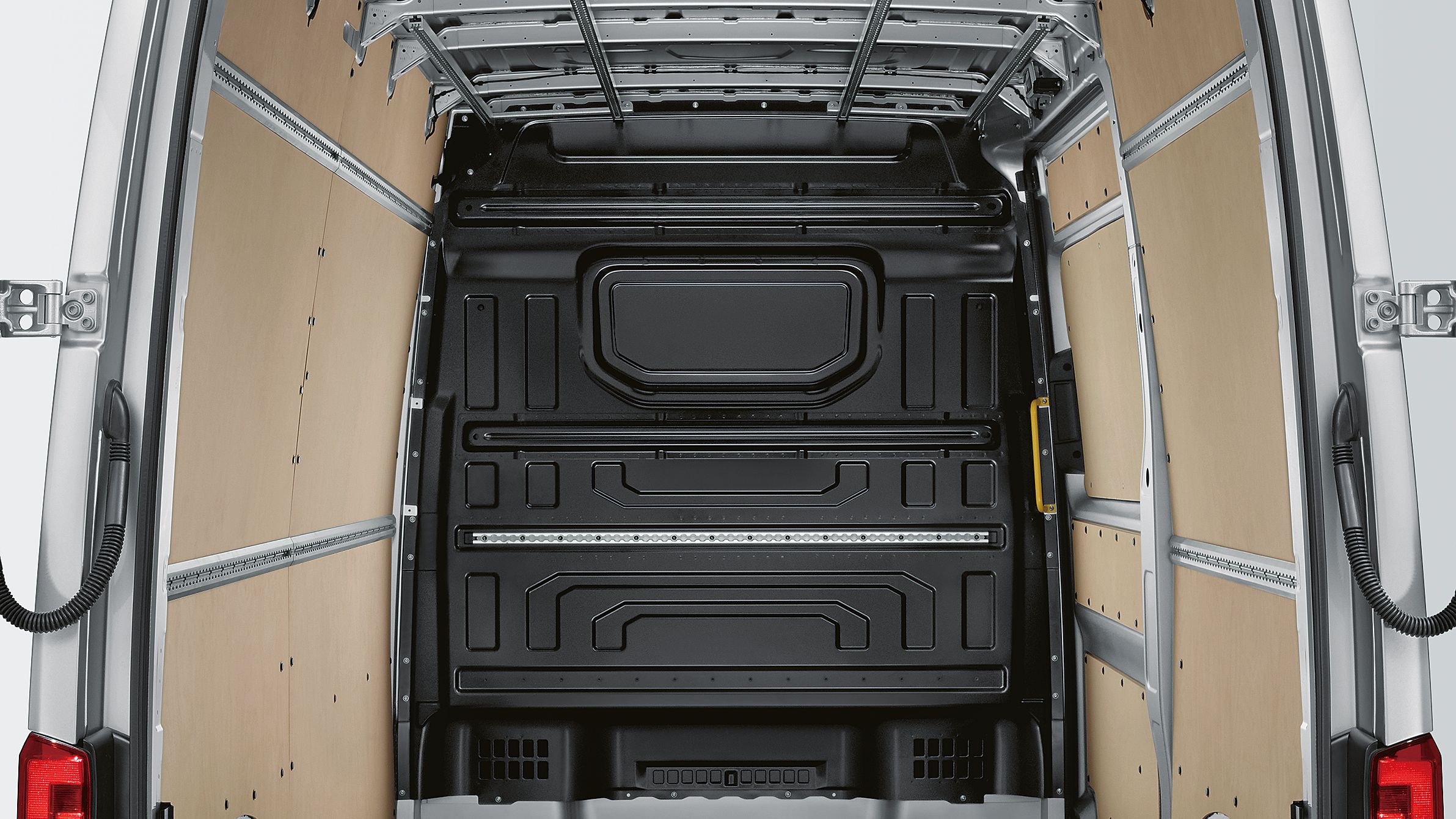 Ein Blick in den Laderaum des VW Nutzfahrzeuges Crafter Kastenwagen. Es ist die Trennwand ohne Fenster zu sehen. 