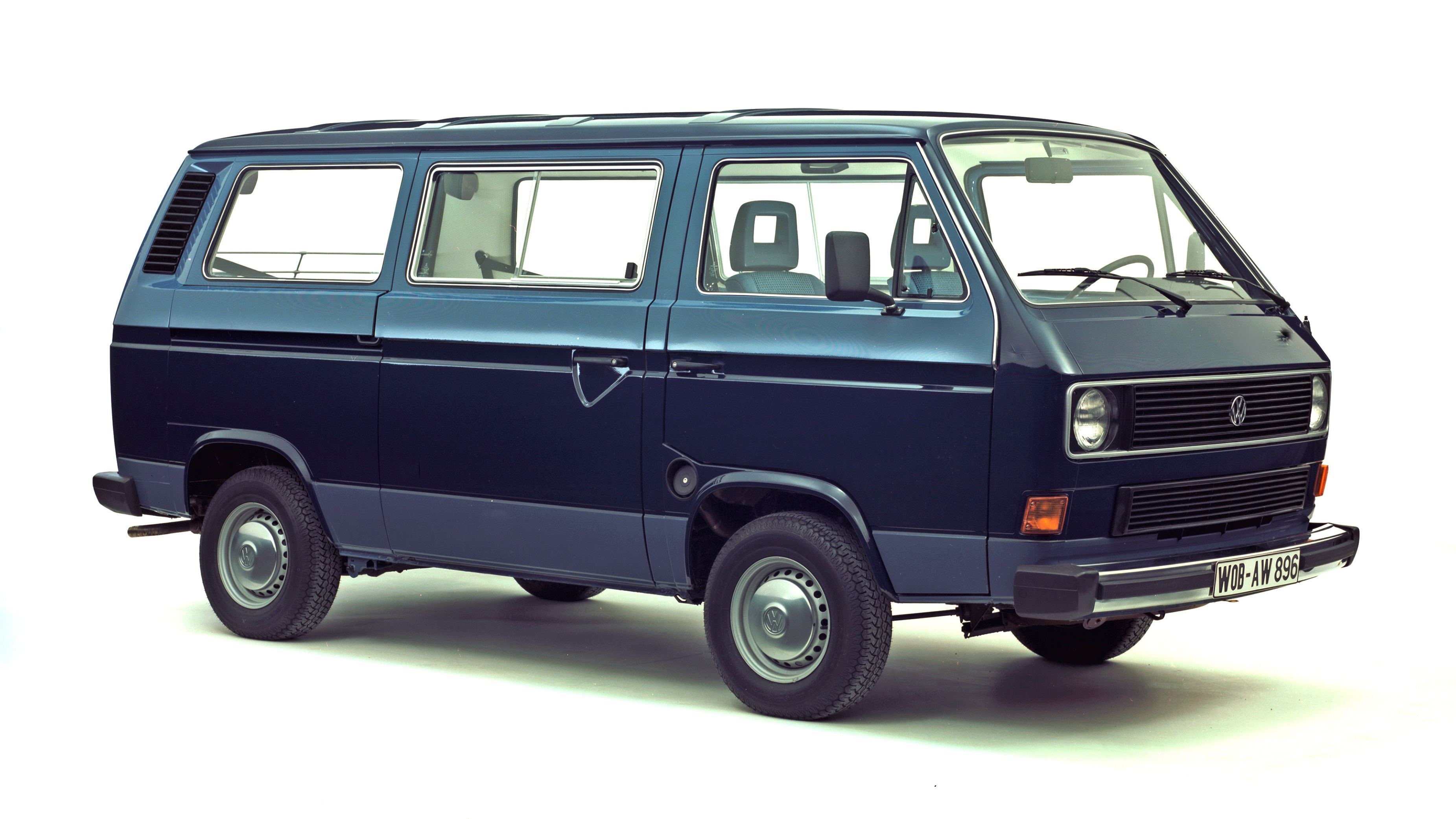 Blaue VW T3 Caravelle in der Seitenansicht