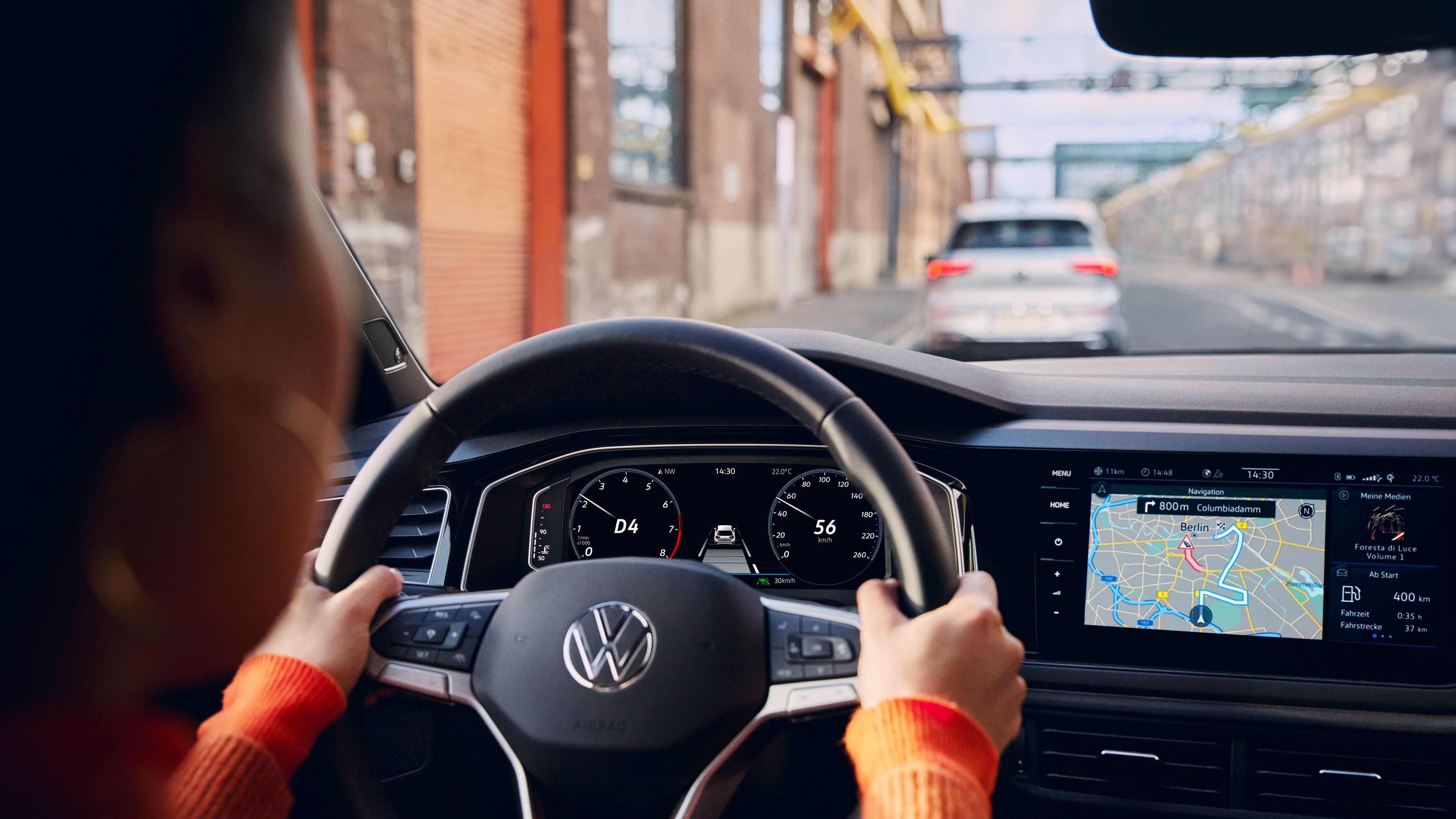 Aktives Navigationssystem auf dem Display eines VW.