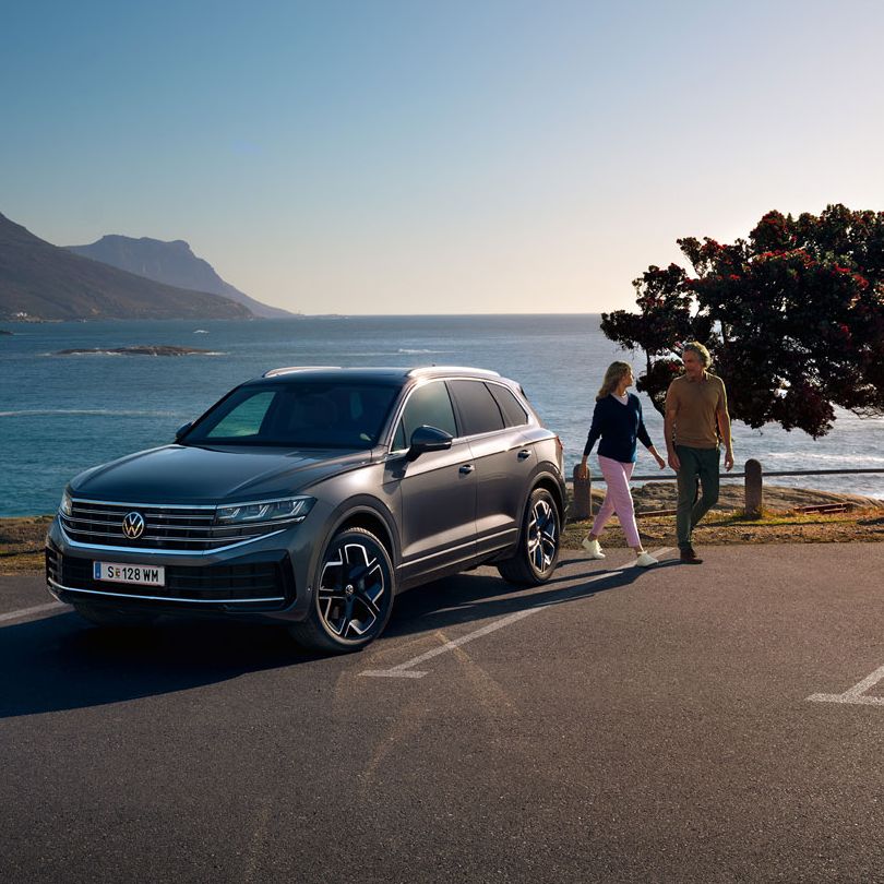 Der neue Volkswagen Touareg auf einem Parkplatz an der Küste