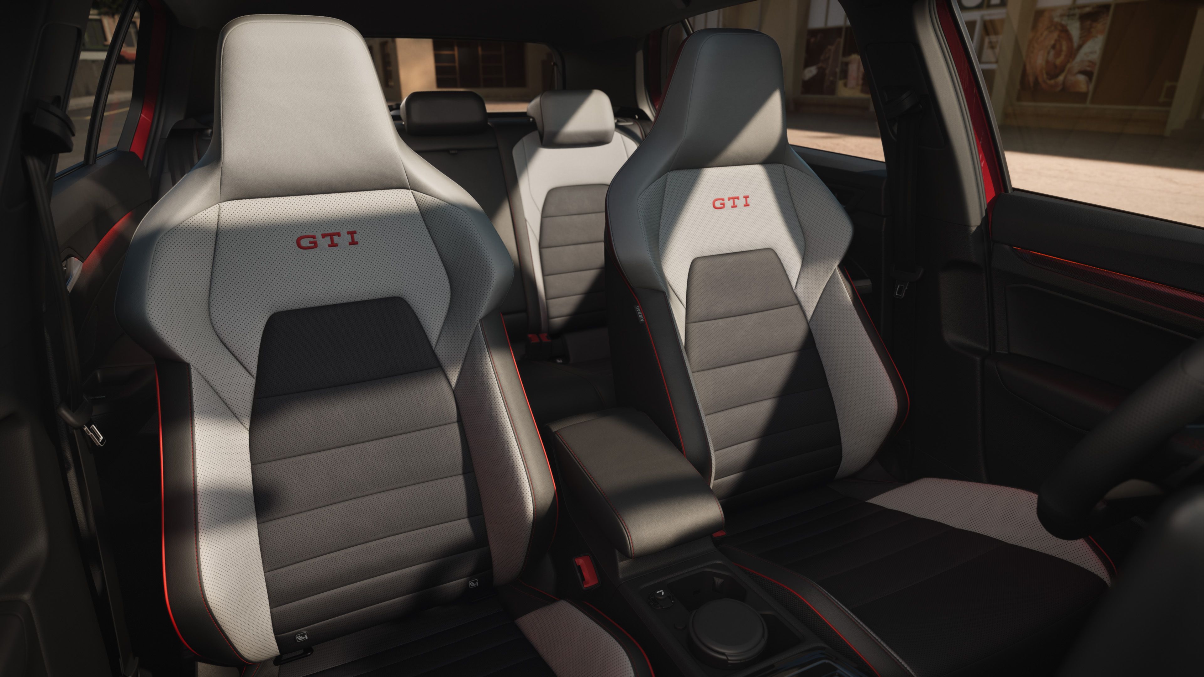 Vedere din interior a scaunelor unui VW Golf GTI roșu