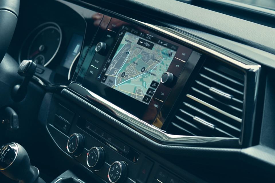 Nahaufnahme des Navigationssystems Discover Media des VW Multivan 6.1