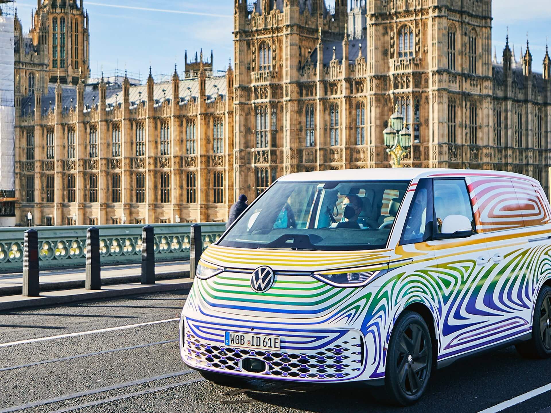 VW ID.Buzz im bunten Camouflage fährt auf der Straße in London 