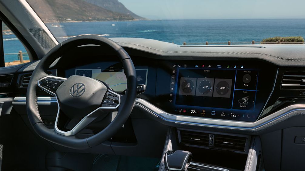 Blick auf das Innovision Cockpit im VW Touareg Elegance.