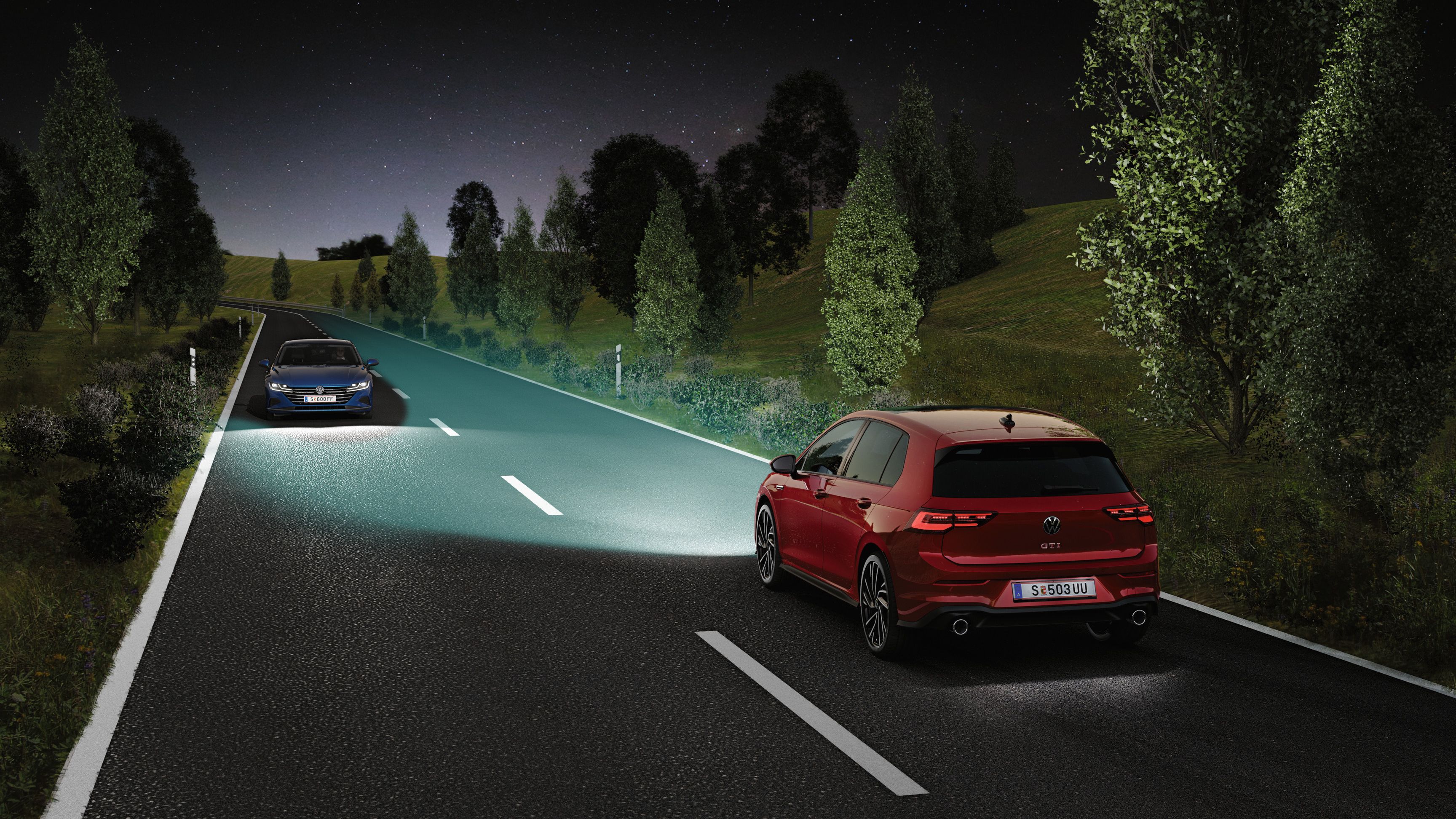 VW Golf GTI fährt in der Nacht auf einer Straße