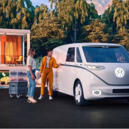 Zwei Frauen beladen VW ID. Buzz mit Lebensmittel