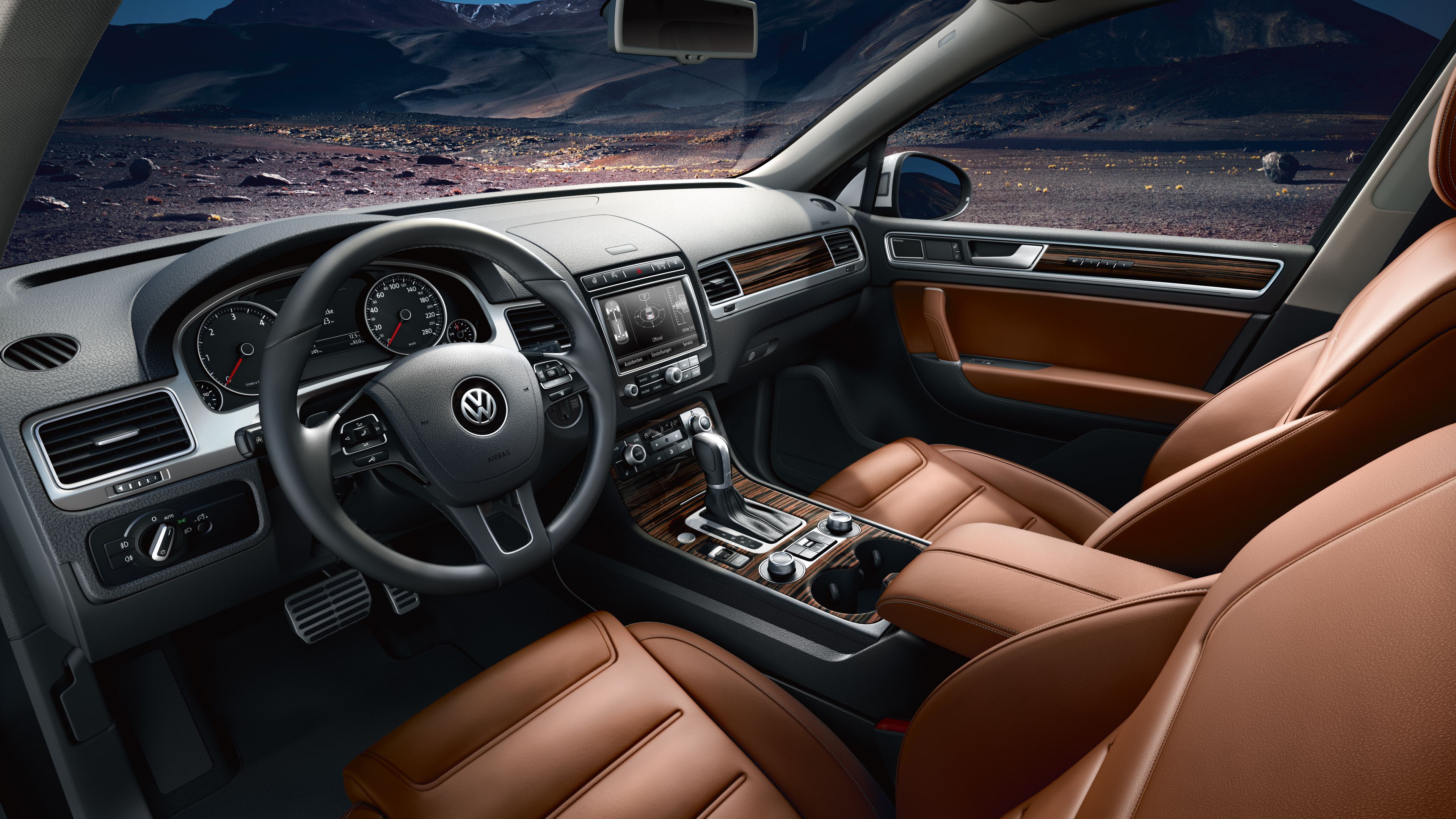 Zu sehen ist das Interieur und das Cockpit des VW Touareg Vorgängermodell