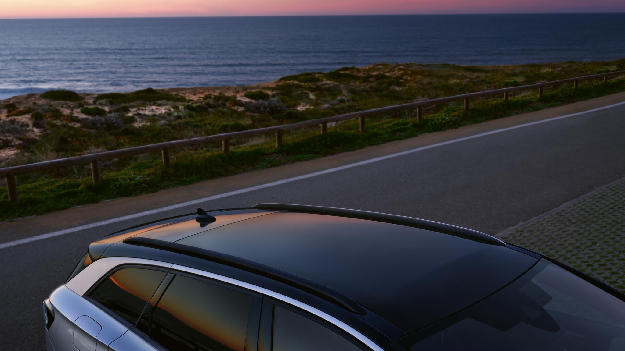 Das Panoramadach des VW ID.7 Tourer aus der Vogelperspektive, im Hintergrund sieht man das Meer