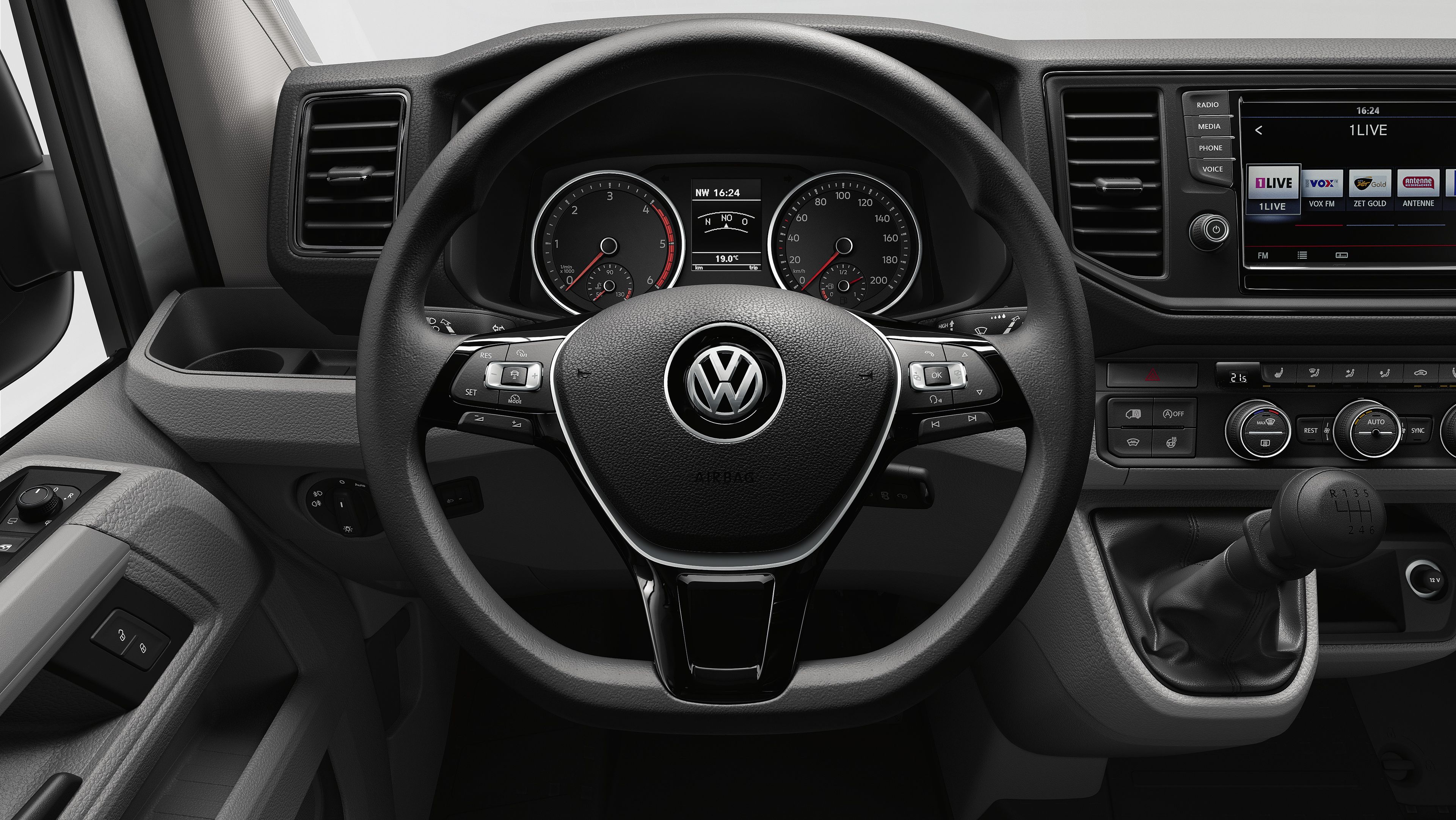 Multifunktions-Lenkrad im VW Crafter ist zu sehen. 