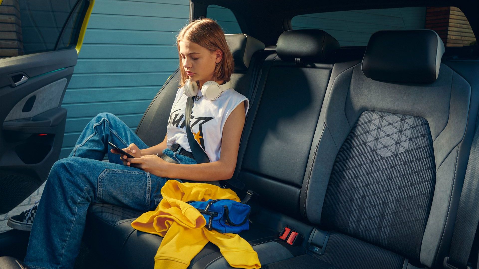 Rücksitze vom VW Golf Variant, Mädchen sitzt hinten