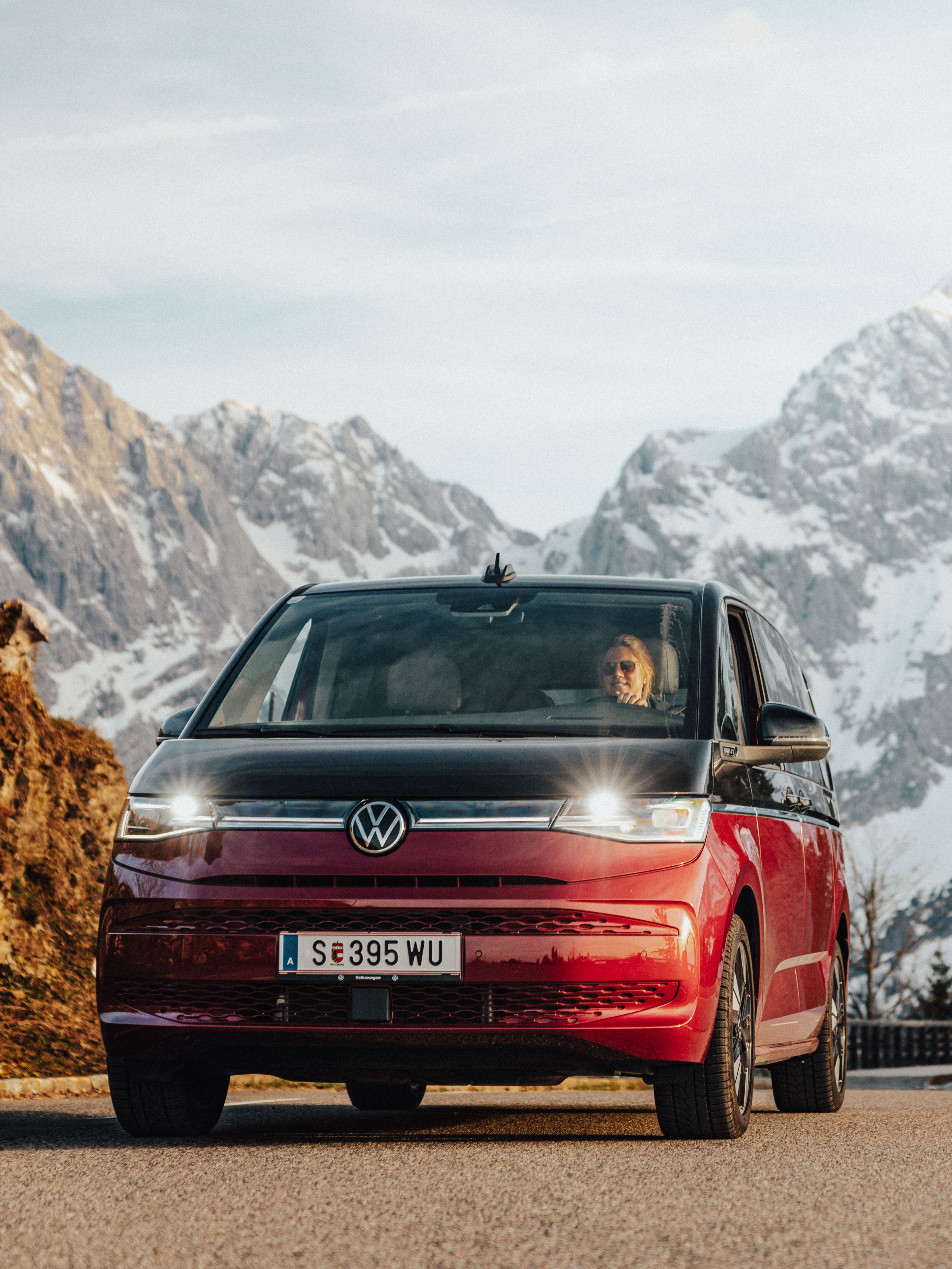 VW Multivan Frontansicht Berge