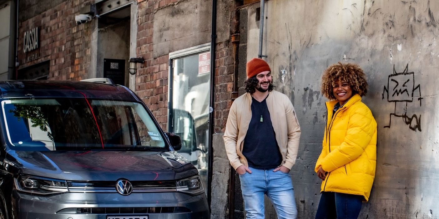 Frau und Mann stehen neben einem VW Nutzfahrzeug
